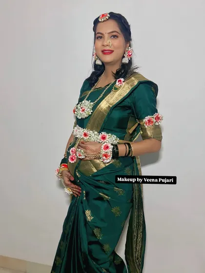 A full view of this Maharashtrian-style baby shower look. The floral jewelry and radiant makeup make for a truly memorable celebration.