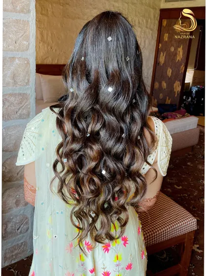 Sleek waves adorned with scattered mirror pieces for a touch of sparkle. A great look for a Haldi or Sangeet.