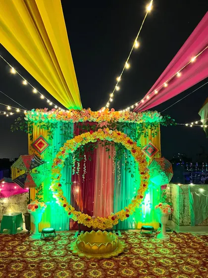 A close-up of the stunning floral ring and multi-colored backdrop.