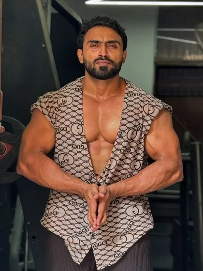 Inshaallah, back again. A stylish shot in the gym.