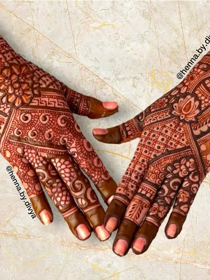 A full back-hand design rich with traditional elements. This pattern includes peacocks, lotuses, and intricate jaali (net) work, perfect for the sister of the bride or groom.
