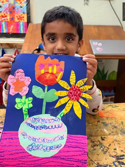 A beautiful flower vase collage made with various paper crafting techniques. This project combines drawing, cutting, and pasting to create a multi-layered piece of art.