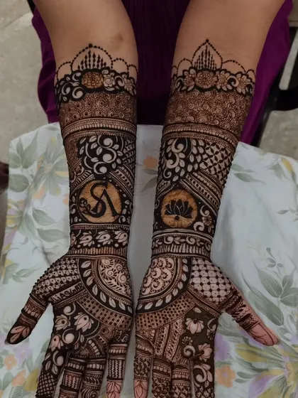 The full view of the initial mehandi, showing a lotus on the other hand for a balanced and symbolic design.
