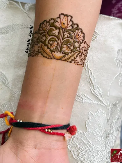 The startup of the floral arm band, showing the initial outline of the flower.