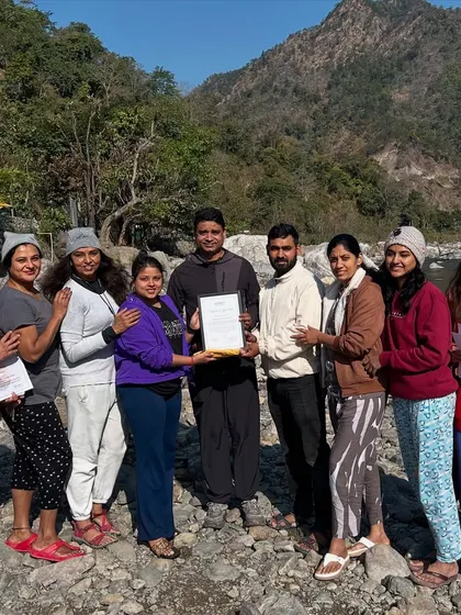 Our group gathers for a photo, proudly holding the certificates that represent their dedication and shared experience. These are the moments that forge lasting bonds within our Hamsa community.