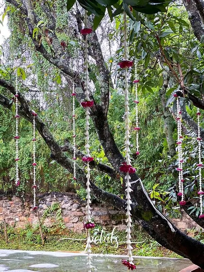 A duplicate image of the enchanting floral streamers.
