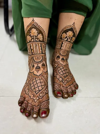 A classic bridal feet design with a beautiful floral ankle band and intricate patterns covering the entire foot.