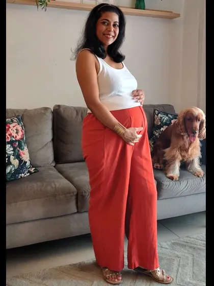 A side profile showcasing how to embrace and style the bump with confidence. This simple, comfortable outfit is perfect for everyday wear during pregnancy.