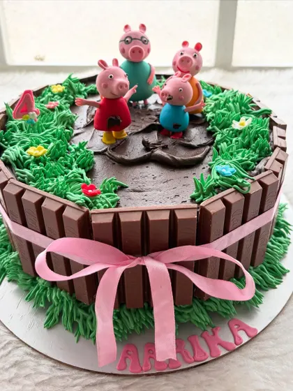 Oink oink! A fun Peppa Pig cake, complete with the whole family enjoying a muddy puddle. The fence is made of KitKat bars, adding an extra chocolatey crunch.