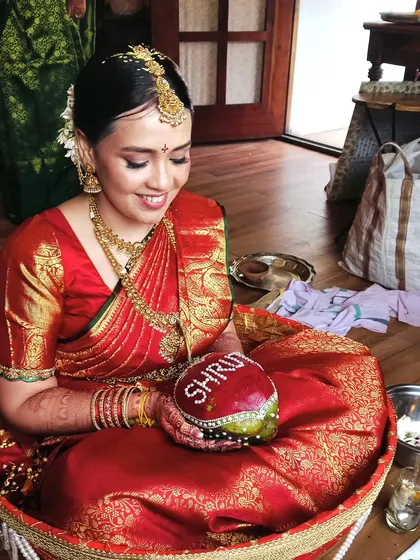 For her pre-wedding ceremony, bride Shruti wore a red Banarasi saree that I had pre-pleated. This service is ideal for destination weddings, as it ensures a perfect drape in minutes.