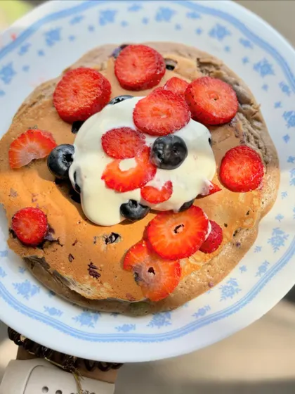 Protein pancakes are a staple in my diet. The base is simple: egg whites, banana, and protein powder. I switch up the toppings with Greek yogurt, fresh fruit like berries or mulberries, and nuts for a delicious and filling meal that packs 30-40g of protein.
