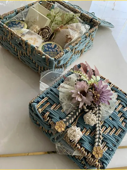 This stunning blue jute hamper is another example of our colorful and customizable range. The floral and rope details on the lid make it a standout piece.