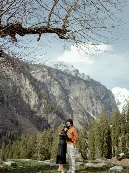 A beautiful portrait with the snow-capped peaks of Manali in the background. We frame our shots to make the most of the majestic scenery.