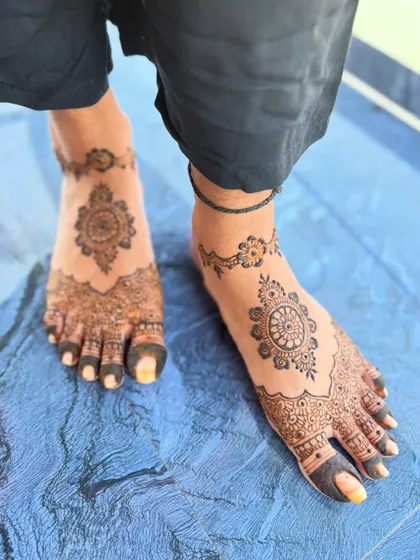 Mehendi isn't just for hands. I love creating beautiful designs for feet, like these matching mandala patterns. This style is perfect for brides or for anyone wanting to adorn their feet for a festival or puja, using safe, organic henna.