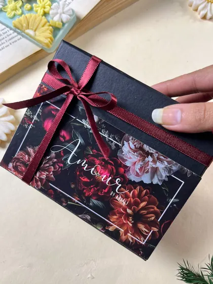 The final touch on the 'Sunshine' wax sachet gift box. The elegant ribbon makes this a luxurious and thoughtful gift for any occasion.