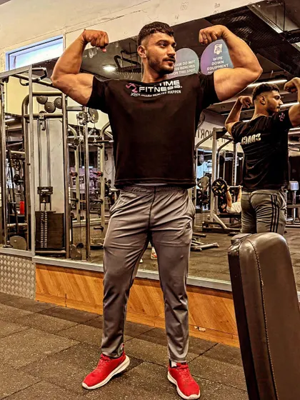 No caption. Just a solid double biceps pose.