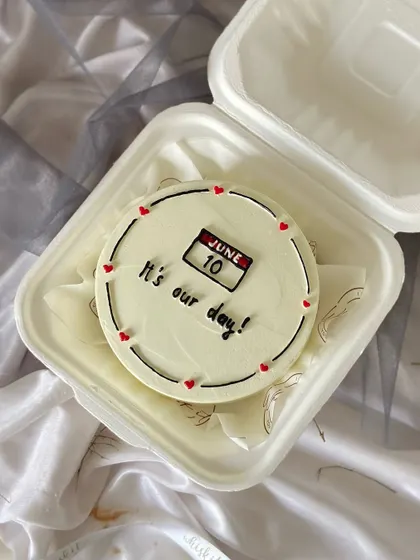 "It's our day!" This calendar-themed bento cake is a wonderful way to commemorate a special date, like an anniversary or the day you met. The simple, hand-drawn design is both personal and charming.