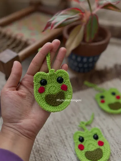 Never lose your earpods again with this adorable frog earpod pouch. It's a dual-purpose charm that keeps your tech safe while looking super cute on your bag.
