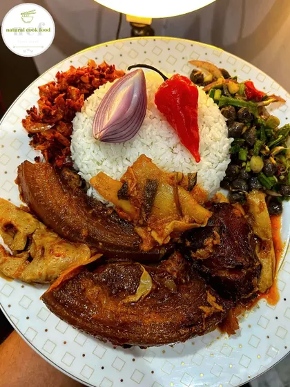 A delicious plate of smoked pork with bamboo shoots, served with rice, 'ametpa' (a type of chutney), and other side dishes.