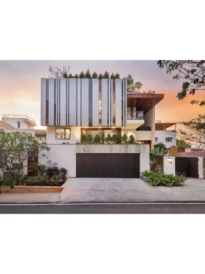 We are grateful to have received a commendation for Large Residential Interior at the IIID Design Excellence Awards. This image shows the facade of the recognized project, highlighting its modern form and integration with the landscape at dusk.