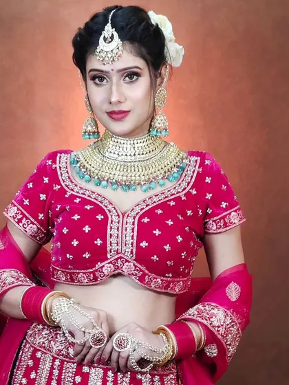 A beautiful wide Kundan choker with turquoise bead drops. This is a great example of how we can add a pop of colour to your bridal jewellery to match your outfit.