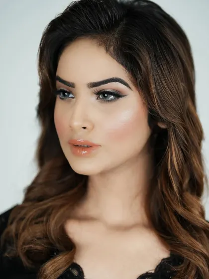 This image shows the clean, sharp wing and the glowing skin, hallmarks of a professional makeup application.