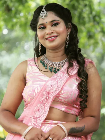 This client is rocking a modern look with a CZ and emerald choker. It’s a great choice for a sangeet or cocktail party.