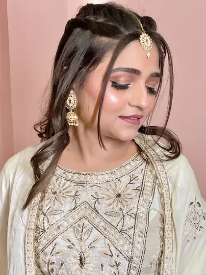 A close-up of the soft eye makeup and the delicate maang tikka.