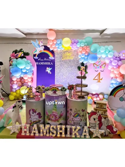 A wider angle of the unicorn party decor.
