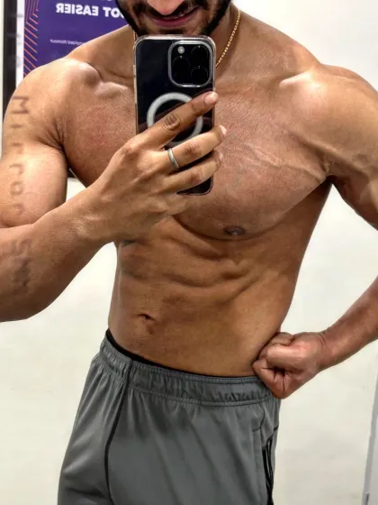 A mirror selfie showing my abdominal progress during a cut. This is how we track fat loss.