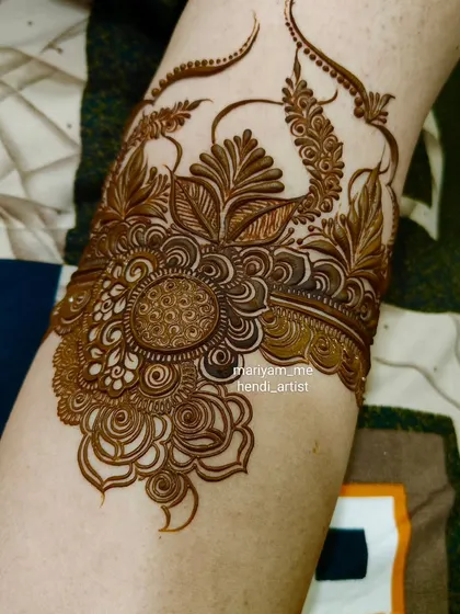 Another example of a bridal start-up, this time with a central mandala-like flower.