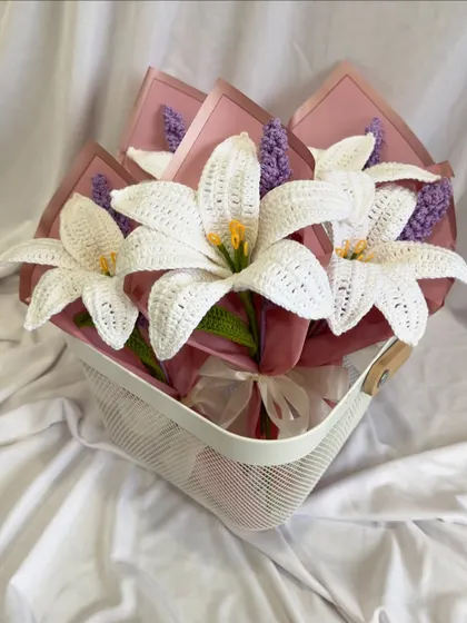 A closer look at our beautiful white crochet lily bouquets, ready to be shipped. The detailed craftsmanship on the petals and stamen is visible, showcasing the quality of our handmade flowers.