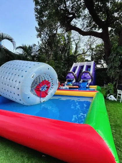 This pool setup even included a giant inflatable water roller for extra fun.