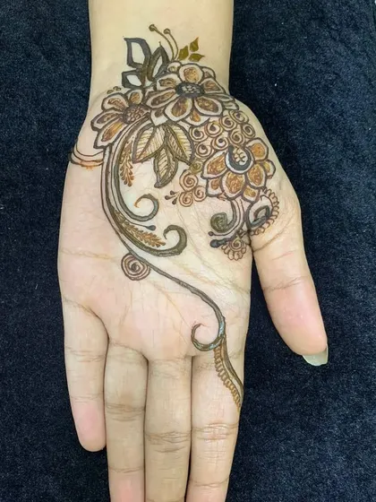 This is a lovely floral vine design, a classic element in mehendi. I teach how to create graceful curves and combine different leaf and flower shapes.