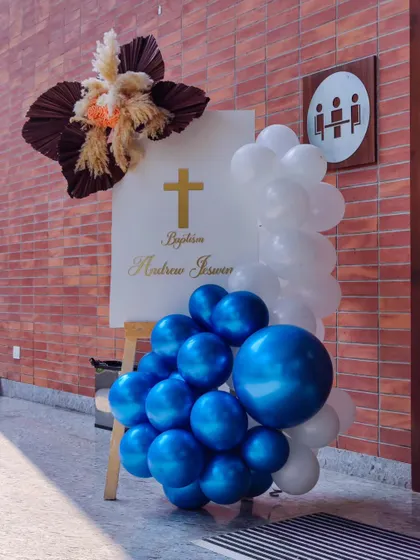 This is a welcome sign I designed for a baptism celebration. The simple easel is decorated with modern metallic blue balloons and dried florals, creating a stylish and welcoming entrance for guests.