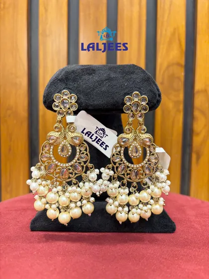 These beautiful chandbali earrings with clusters of pearls are perfect for a soft and elegant look.