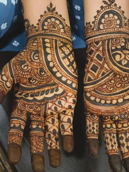 A duplicate image of the classic party-wear design.