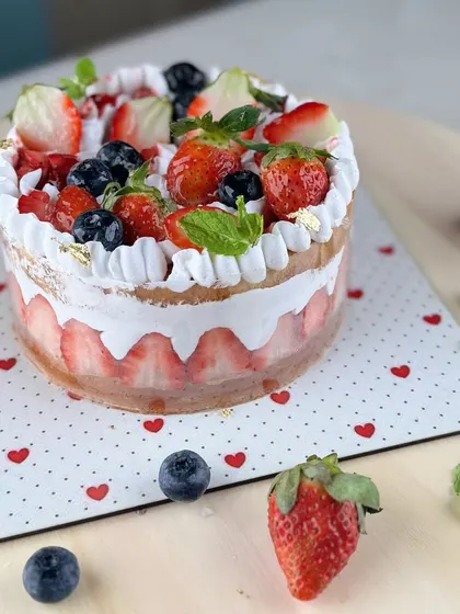 When strawberries are in season, our kitchen is filled with berry goodness. We create everything from rich chocolate strawberry drip cakes to light and fresh naked cakes.