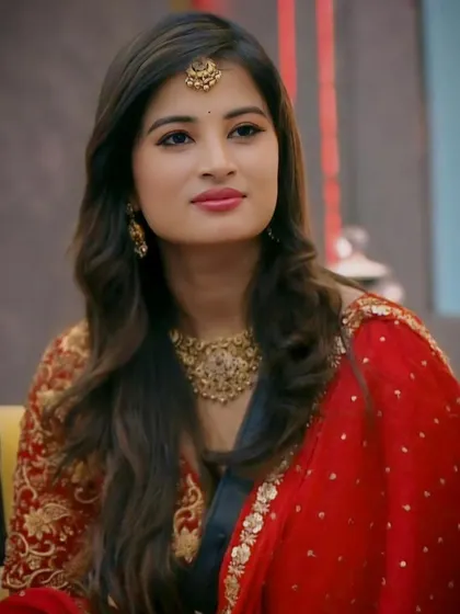 A clear shot of the antique-style choker worn by Anusha Rai, perfect for pairing with a richly embroidered outfit.