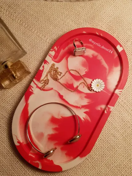 This XL oval tray is large enough to hold all your daily jewelry essentials, from bracelets to rings and necklaces.