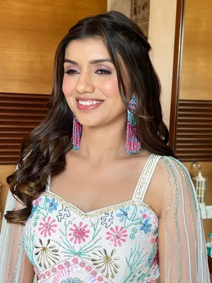 A pop of pink eyeliner steals the spotlight in this Haldi look. It's a fun and modern twist on bridal makeup, perfect for a vibrant celebration.