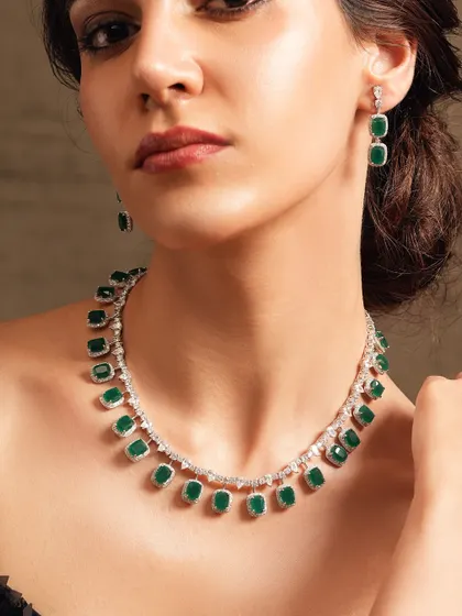 A simple and chic necklace with square-cut emeralds set in a single line.