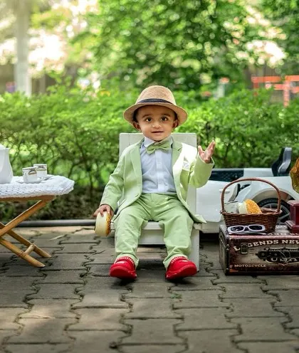 This little man is the perfect host for his garden party. The vintage gramophone and picnic basket add to the classic, storybook feel.