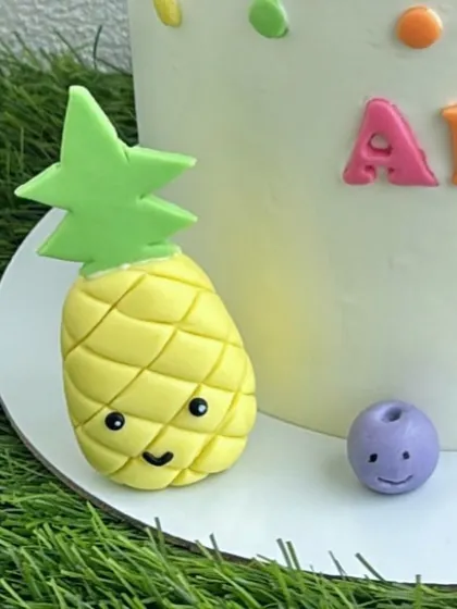 A close-up of the cute fondant pineapple.