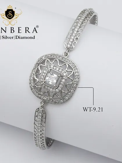A geometric silver bracelet with a square, sparkling charm. Weighing 9.21 grams, this piece perfectly complements a sophisticated and elegant style.