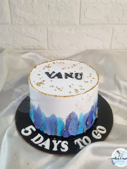 Feeling blue in the best way possible. This cake features a beautiful blue and purple palette knife texture with a touch of gold.