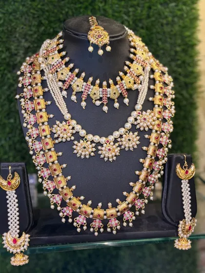This is one of my complete bridal jewellery sets available for rent. It includes a choker, long haar, earrings, and maang tikka, all designed to give you an authentic and complete Maharashtrian bridal look without the high cost.