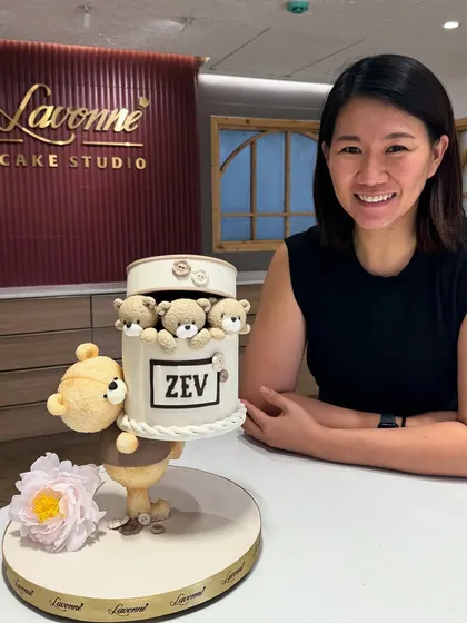 This gravity-defying cake was such a fun project, featuring a big teddy bear holding a hat box filled with smaller bears. It’s a great example of how you can use structure and fondant to create something truly magical.