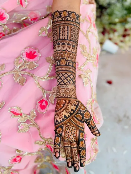 A close-up of a fast-track bridal mehendi, completed in just 3 hours. Even with limited time, I ensure the design is beautiful and detailed.