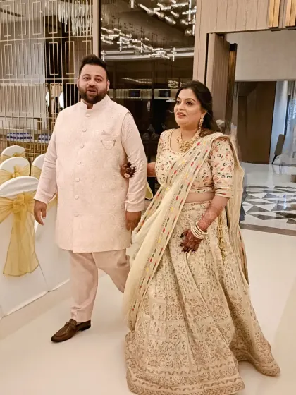 The beautiful couple, Tapan and Vidhi, making their entrance. I was there to announce them and kick off their memorable Kutchhi-Marwadi engagement ceremony.